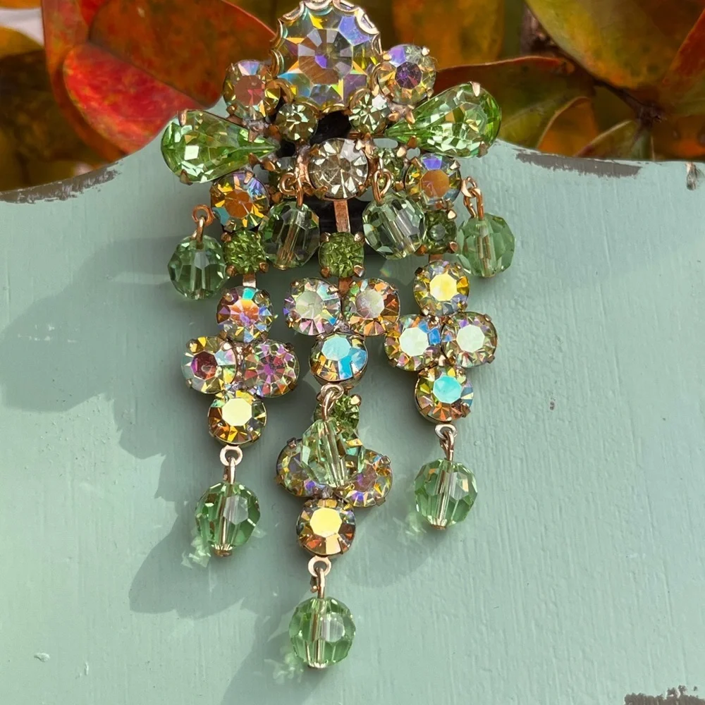 VINTAGE AURORA BOREALIS GREEN RHINESTONE brooch. Rare. Juliana? - Picture 6 of 9